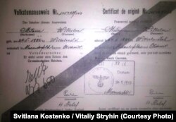 Такі «аусвайси» видавала окупаційна влада етнічним німцям. Фото надано нащадками Вільгельма Метцкера