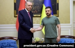 Президент України Володимир Зеленський (праворуч) і президент Туреччини Таїп Ердоган під час зустрічі у Львові, 18 серпня 2022 року. Ердоган намагається підтримувати постійні контакти з президентами і України, і Росії