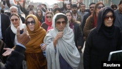 له ښي لوري: د عمران خان خویندې عظما خان، علیمه خان، او نورین نیازۍ د تحریک انصاف له پلویانو سره یوځای اډیالې زندان ته پر تلونکي سړک احتجاجي لاریون کوي - د ډېسېمبر نهمې انځور.