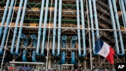 Protest la Paris, în fața centrului George Pompidou, împotriva restricțiilor sanitare si a certificatului Covid, Paris, Franța, 7 august 2021.