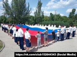 30-метровый флаг России развернули в Симферополе сотрудники крымского главка Следкома РФ в честь Дня России, 12 июня 2025 года