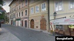 Крайні зьлева дом у гэтым шэрагу мае адрас Mikulášská 22/8. На яго месцы магла быць друкарня, якую арандаваў Скарына.