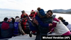Refugiați și migranți din Turcia ajunși pe insula Lesbos