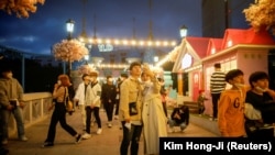 شماری از باشندگان سئول مرکز کوریای جنوبی که تجمع کرده‌اند.