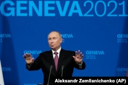 Владимир Путин во время пресс-конференции после переговоров с Джо Байденом 16 июня, 2021