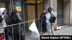 Людмила з донькою біля дверей реєстраційного центру для біженців у Брюсселі