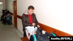 Айрат Дилмөхәммәтов мәхкәмәгә төрмәдә кирәк булачак әйберләрен дә алып килгән иде