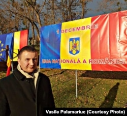 Vasile, în 2021, pe vremea când serba alături de alți ucraineni de etnie română ziua de 1 Decembrie.