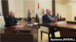 Кремльдің айтуынша, мына екі сурет 2024 жылғы 12 шілдеде бір кабинетте түсірілгенін айтады. Бірақ "Система" зерттеуі бұл екеуі екі бөлек кабинет екенін дәлелдеді.