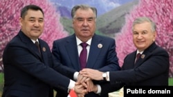 Садыр Жапаров, Эмомали Рахмон жана Шавкат Мирзиёев. Кожент шаары.