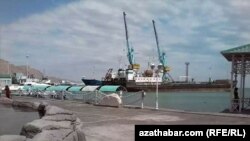 Түркмөнбашы шаарындагы эл аралык порт.