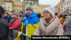 Кілька тисяч людей вийшли на Староміську площу в Празі на мітинг під назвою «Разом за Україну», 23 лютого 2025 року