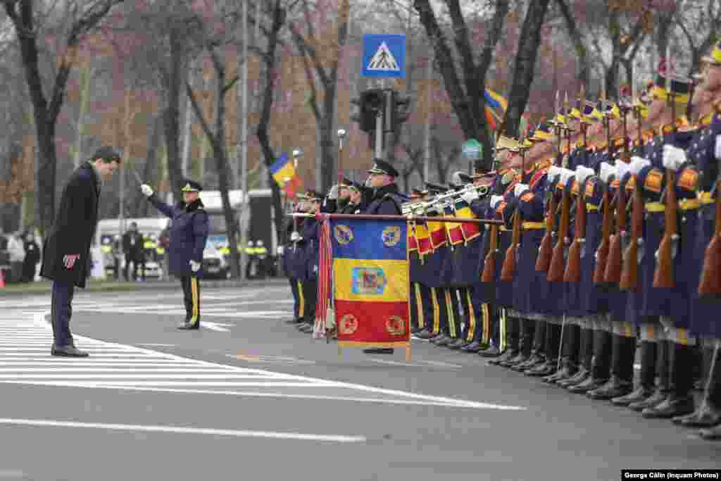 Președintele României, Nicușor Dan, salută drapelul Gărzii de Onoare, de Ziua Națională, cu ocazia începerii paradei de 1 Decembrie, la București.