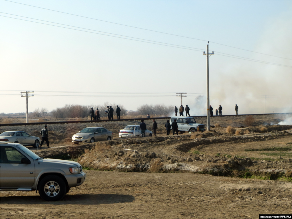 Mary. Arassaçylyk işlerine edara-kärhanalaryň işgärleri hem çekildi. Ýanwar, 2018.