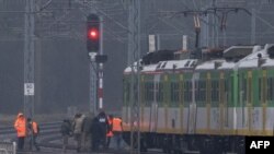 Польські слідчі на місці підриву залізничної колії поблизу селища Міка неподалік Ґарволіна в центральній Польщі. 17 листопада 2025 року