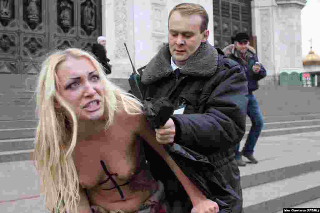 Активистки од организацијата Фемен со перформанс во Москва против изборните манипулации на парламентарните избори во Русија.