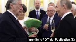 Александр Проханов и Владимир Путин на церемонии вручения государственных наград в Кремле, 12 июня 2025 года