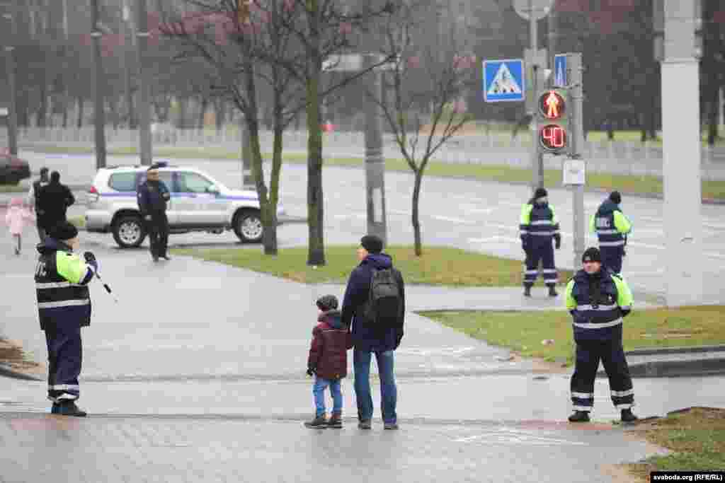 За словами учасників ходи, за акцією спостерігав зі свого службового авто очільник мінської міліції генерал-майор Іван Кубраков