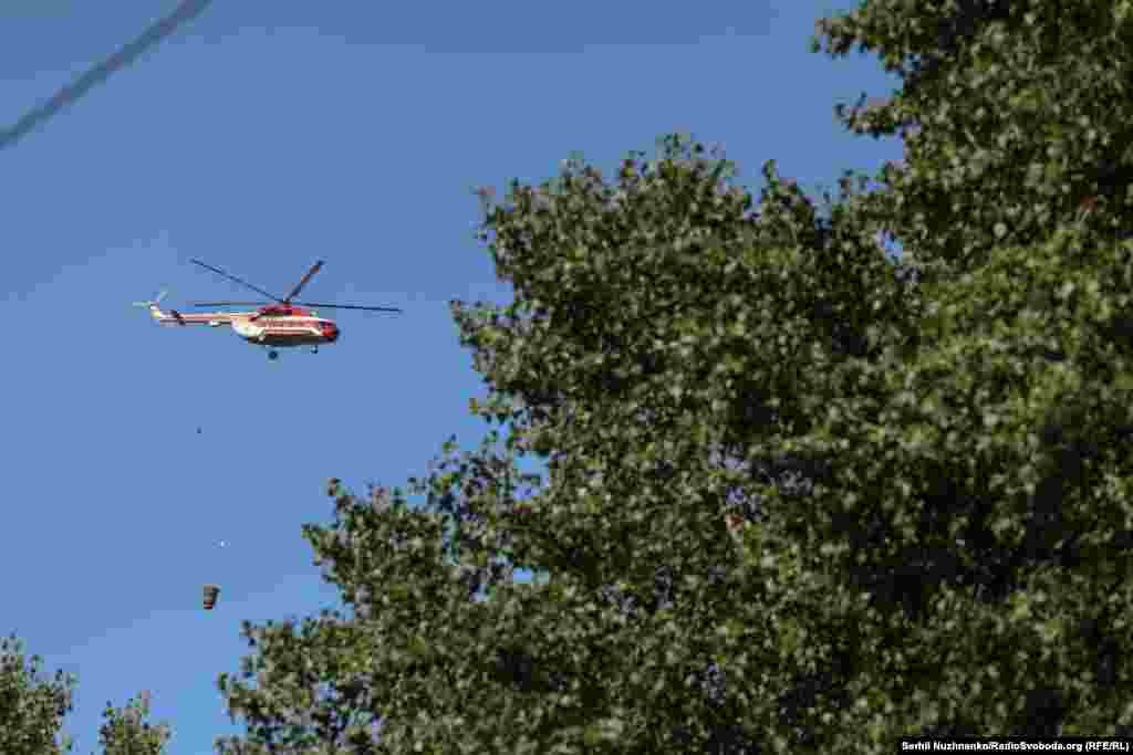 Внаслідок атаки РФ у Києві спалахнули пожежі. Для гасіння залучили гелікоптери