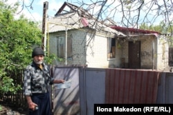 Олександр показує уламки БПЛ, який атакував його будинок