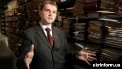 Нинішній директор Українського інституту національної пам’яті Володимир В’ятрович , а на той час директор Галузевого державного архіву СБУ під час Дня відкритих дверей у Галузевому державному архіві Служби безпеки України. Київ, 24 грудня 2009 року