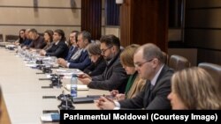 Прокуроры и представители гражданского общества на консультациях в парламенте.