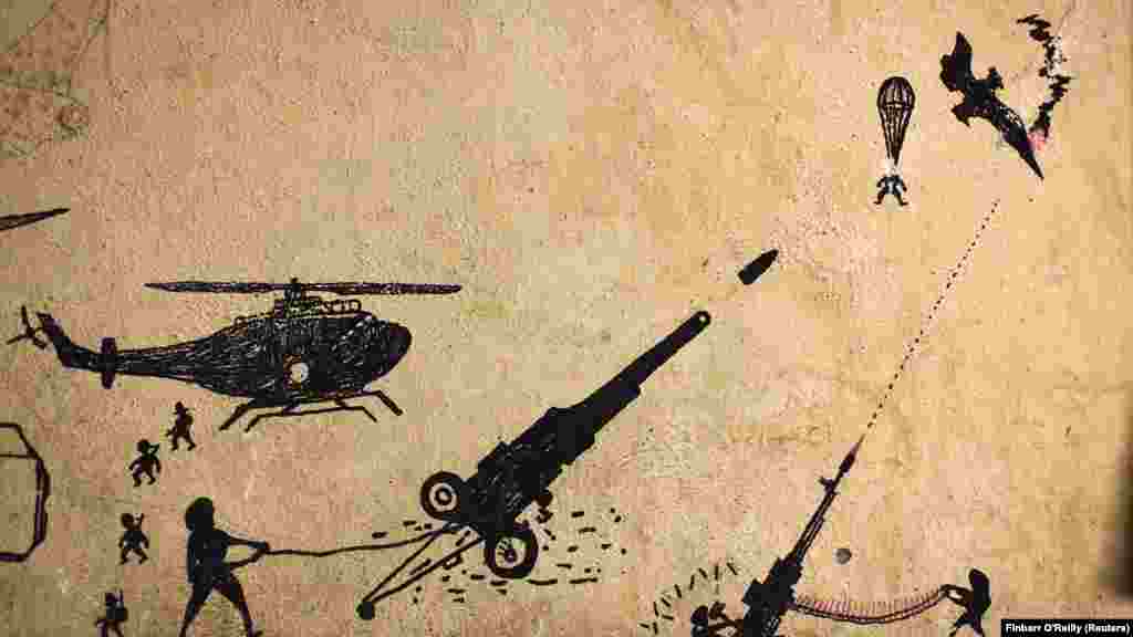 Рисунки, оставени от бойци на талибаните в комплекс в афганистанската провинция Хелманд през 2010 г. Войната в Афганистан, водена от западни сили начело със САЩ срещу режима на талибаните, продължава от 2001 г. - след атентата атака в Ню Йорк срещу Световния търговски център, до 2021 г.&nbsp;