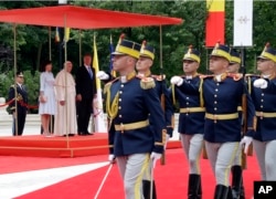 Papa Francisc, președintele României, Klaus Iohannis, și soția sa Carmen, salută garda de onoare în timpul unei ceremonii de bun venit la Palatul Cotroceni - București, România, 31 mai 2019.