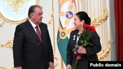 Тәжікстан президенті Эмомали Рахмон (сол жақта) өз әкімшілігін басқаратын қызы Озода Рахмонды мемлекеттік наградамен марапаттап тұр. Душанбе, 25 тамыз, 2025 жыл.