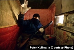 Snajperista Vojske RS-a na Jevrejskom groblju u Sarajevu. Autor fotografije Peter Kullmann ustupio je RSE fotografiju isključivo za potrebe teksta o snajperskom djelovanju na Sarajevo.