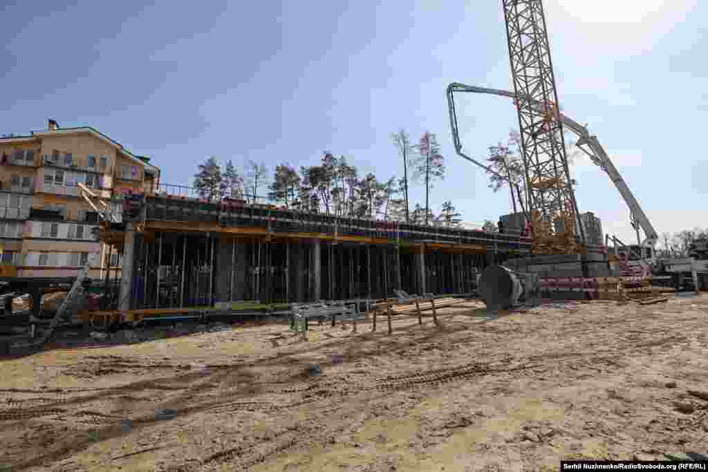 2 сакавіка 2022 году расейскія войскі нанесьлі авіяўдар па Ірпяні з двух Су-25. Дзьве ракеты пацэлілі ў жылы дом на Гастомельскай шашы. Празь некалькі дзён гэтая частка гораду будзе занятая.Расейцы разбурылі гэты дом. Яго дэмантаж пачаўся ў верасьні 2022 году. У сьнежні 2024 году на гэтым месцы пры фінансавым удзеле міжнародных арганізацыяў пачалося будаўніцтва новага жылога дому.Зьлева — фота 2 сакавіка 2022 году, справа — сакавік 2025 году