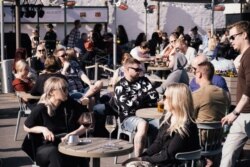 Заполненная людьми терраса ресторана в Хельсинки, 1 июня 2021 года