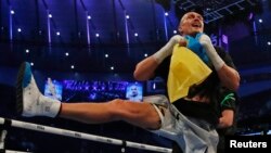 Український боксер Олександр Усик святкує перемогу над британським чемпіоном світу Ентоні Джошуа. Лондон, 25 вересня 2021 року