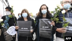 Біля школи, де працював убитий учитель. У демонстрантів у руках написи: «Я – вчитель». Конфланс-Сент-Онорін, 17 жовтня 2020 року