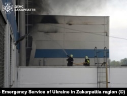 Під час гасіння пожежі, що виникла внаслідок російського ракетного удару. Мукачево, Закарпаття, 21 серпня 2025 року