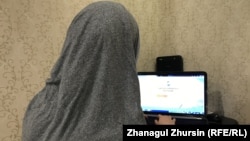 Онлайн мектеп оқушысы Диана сабаққа дайындалып отыр. Ақтөбе, 1 қазан 2019 жыл.
