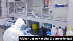 د افغانستان د عامې روغتیا د وزارت د شمېرو له مخې په کرونا ویروس د اخته کسانو شمېر تر ۳۳ زره اوښتی دی او تلفات یې هم ۹۰۰ ته نژدې شوې دي.