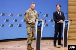 Генеральний секретар НАТО Марк Рютте і верховний головнокомандувач Об'єднаних збройних сил НАТО в Європі (SACEUR) генерал Алексус Гринкевич під час спільної пресконференції у штаб-квартирі НАТО в Брюсселі, 12 вересня 2025 року