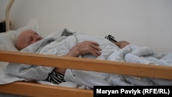 Прикутого до ліжка, після трьох інсультів, мешканця села Бір Львівської області перевезли у лікарню. Чоловік залишився сам, коли його сина мобілізували працівники Золочівського ТЦК при чинній відстрочці