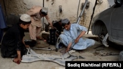 اطفال کارگر در یکی از مستری خانه ها