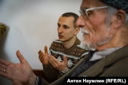 Сервер Мустафаев (на заднем плане)