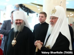 Намісник Києво-Печерської лаври митрополит Вишгородський і Чорнобильський Павло (ліворуч) і патріарх Московський Кирило на виставці, присвяченій 30-річчю відродження чернечого життя в Києво-Печерській лаврі. Москва, 30 жовтня 2018 року