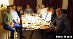 Мухтар Аблязов (в центре) с родственниками и друзьями после освобождения из тюрьмы.