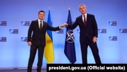 Украин президенти Владимир Зеленский менен НАТОнун баш катчысы Йенс Столтенберг (оңдо).