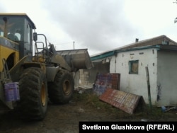 &#x42D;&#x43A;&#x441;&#x43A;&#x430;&#x432;&#x430;&#x442;&#x43E;&#x440; &#x43B;&#x43E;&#x43C;&#x430;&#x435;&#x442; &#x43D;&#x435;&#x441;&#x443;&#x449;&#x443;&#x44E; &#x441;&#x442;&#x435;&#x43D;&#x443; &#x434;&#x43E;&#x43C;&#x430; &#x410;&#x43B;&#x442;&#x44B;&#x43D; &#x427;&#x435;&#x440;&#x432;&#x430;&#x43B;&#x438;&#x435;&#x432;&#x43E;&#x439;. &#x410;&#x441;&#x442;&#x430;&#x43D;&#x430;, 15 &#x430;&#x432;&#x433;&#x443;&#x441;&#x442;&#x430; 2014 &#x433;&#x43E;&#x434;&#x430;.