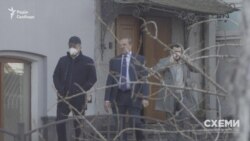 Згодом знімальна група зафіксувала, як Буряк залишив МОЗ разом із згаданим раніше Царенком та ще одним чоловіком