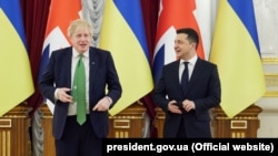بوریس جانسون صدراعظم بریتانیا (چپ) با ولادیمیر زلنسکی رئیس جمهور اوکراین در کیف 1 Feb 2022