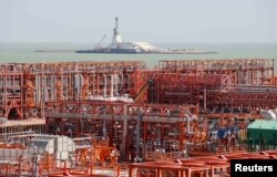 На искусственном острове Д на морском месторождении Кашаган в Каспийском море. 21 августа 2013 года.