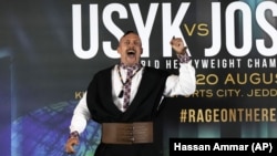 Український боксер Олександр Усик за три дні до бою-реваншу. Місто Джидда, Саудівська Аравія, 17 серпня 2022 року