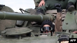 Николас Мадуро сидит в российском танке Т-72 на месте механика-водителя во время военных учений в штате Кохедес на западе Венесуэлы